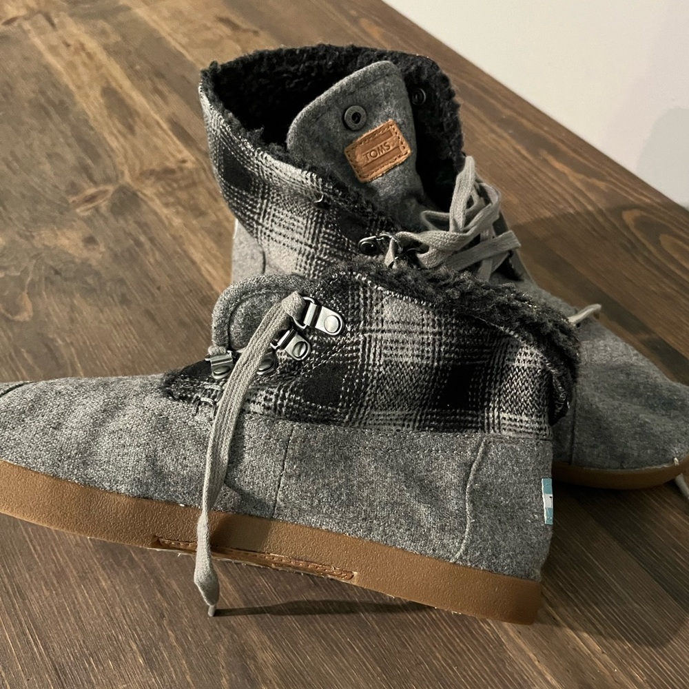 TOMS Highland Tartan‎ Foldover Lace-Up Ankle Boots Gray Black Plaid